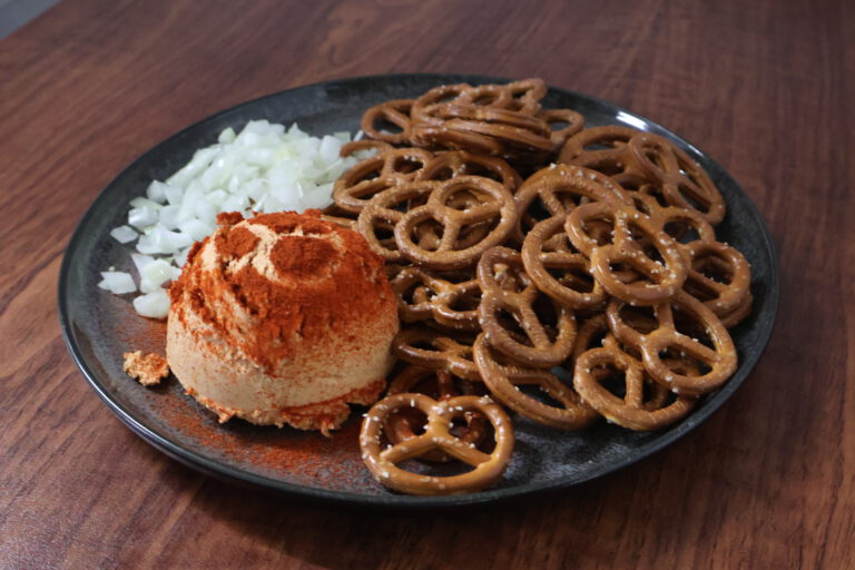 Spundekäs mit Brezelchen