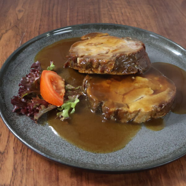 Große Portion Spießbraten mit Bratensauce Große Portion Spießbraten mit Bratensauce